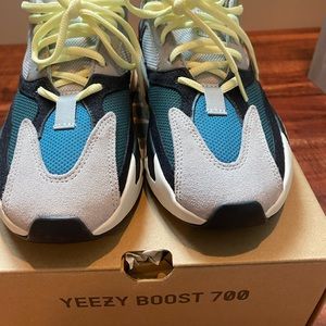 Woman Adidas Yeezy boost 700 wave runner